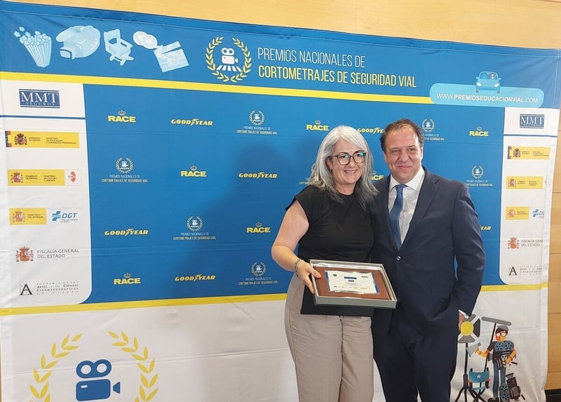 Premio Institucional Mutua MMT Seguros, entregado por Arturo Fernández Santiago de MMT Seguros, a la profesora de formación vial Cristina Rojas Rodríguez