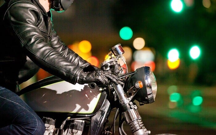 Claves para una mejor visibilidad nocturna en moto